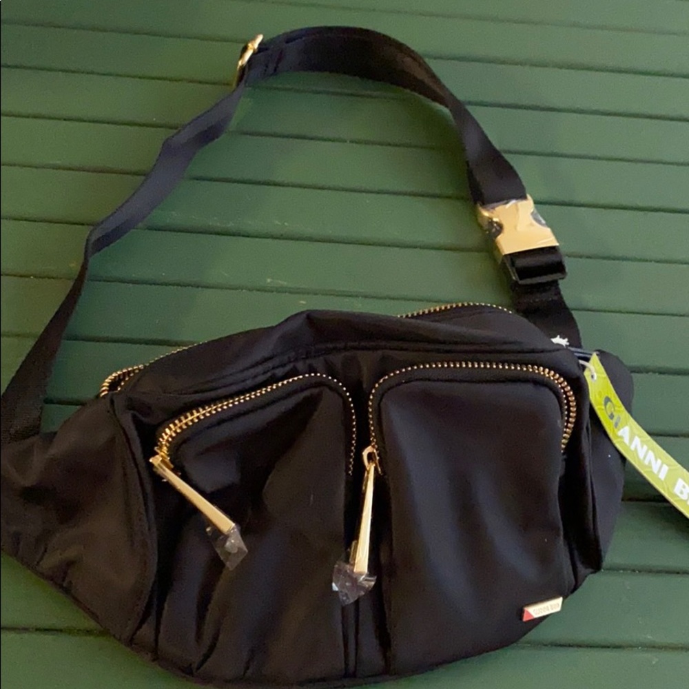 ✨3/$10✨Adorable Black Fannypack 🖤